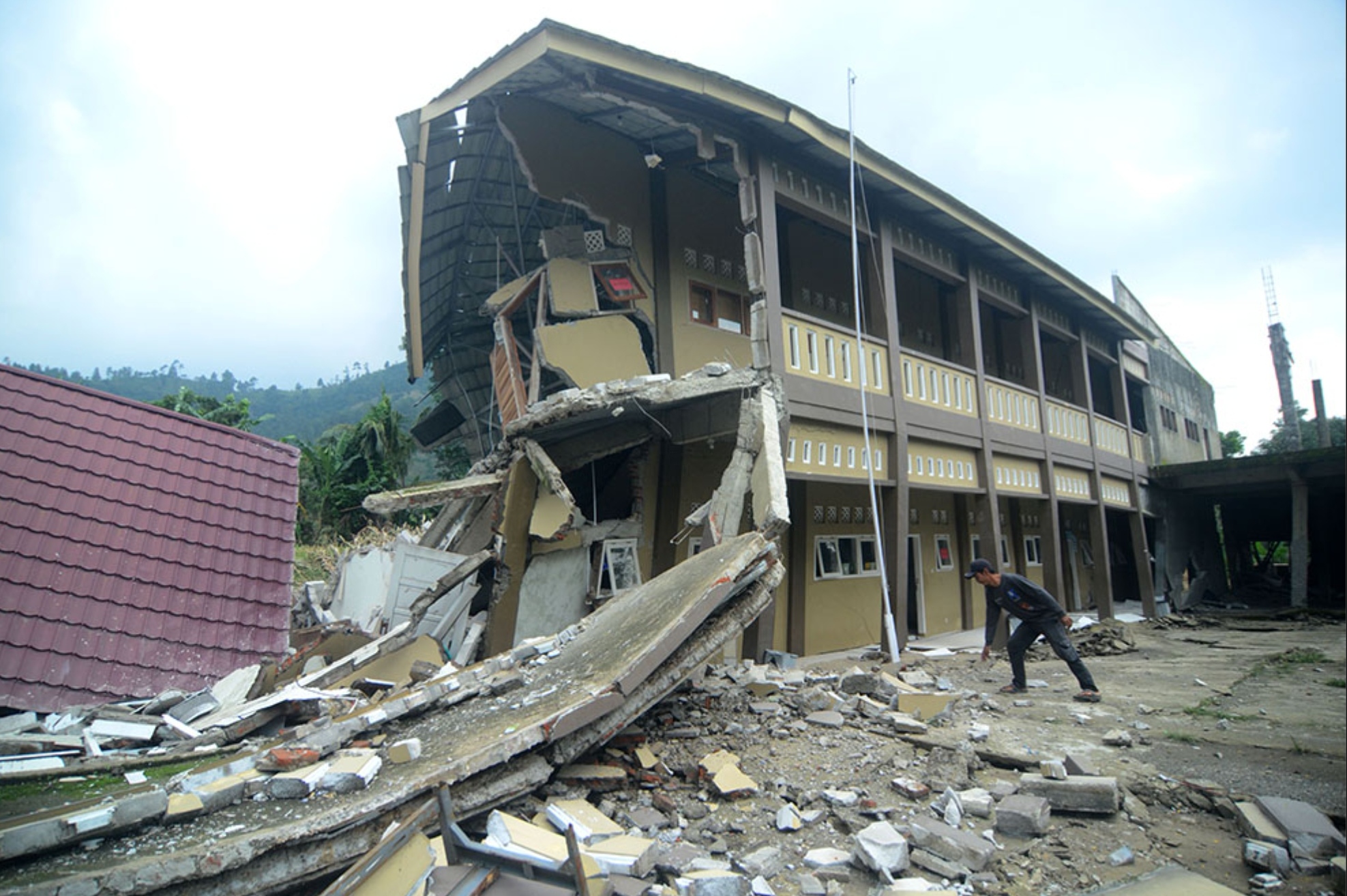 Bangunan pondok pesantren rusak parah akibat tanah bergerak di Desa Padasari, Kabupaten Tegal, Jawa Tengah.