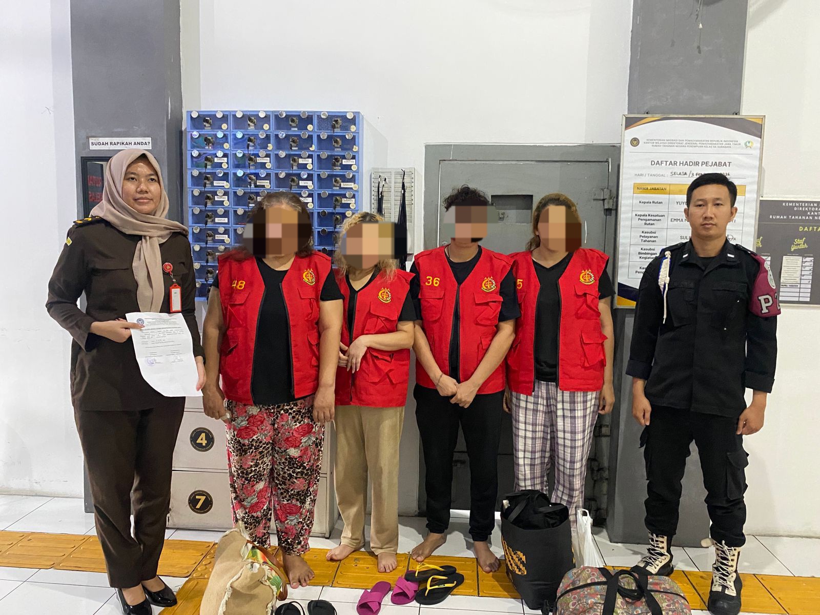 HAK DASAR: Empat orang WNA tersangka kasus pencurian emas Polrestabes Surabaya dilimpahkan di Rutan Perempuan Kelas IIA Surabaya. (IST/RADAR SURABAYA)