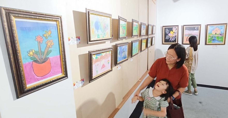 KARYA SISWA: Sejumlah pengunjung mengamati lukisan karya siswa Sekolah Santa Maria Surabaya dan Sidoarjo, di Galeri Prabangkara, Komplek Taman Budaya Jatim, Kamis (5/2).