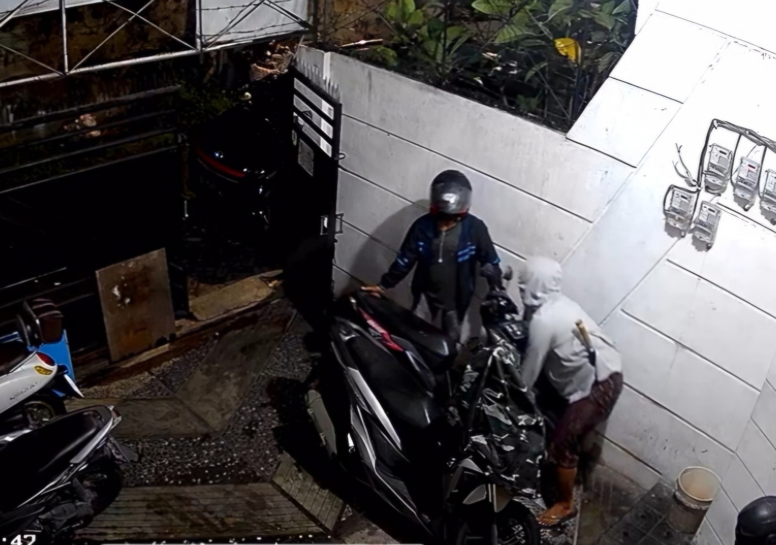 TERPANTAU: Dua pelaku curanmor saat beraksi di Jalan Bromo, Surabaya. Salah satu tersangka nampak membawa celurit.(IST/RADAR SURABAYA)