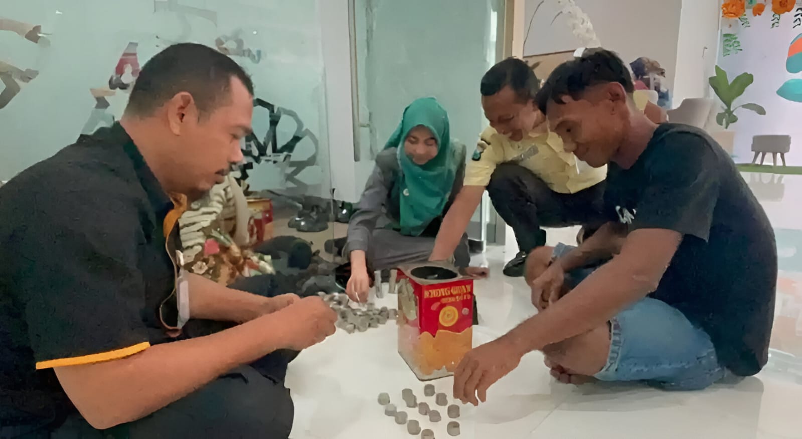 Ikhtiar: Nasrudin menunjukkan 13 kaleng berisi uang koin yang ia kumpulkan selama bertahun-tahun demi mendaftar ibadah haji.
