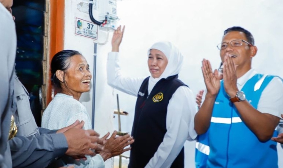Gubernur Jatim Khofifah Indar Parawansa (kedua kanan) saat memasang listrik gratis untuk warga miskin.