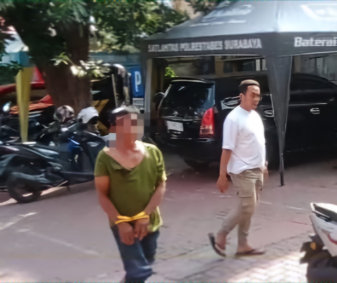 DIAMANKAN: Pelaku saat diamankan usai tepergok curi laptop di Jalan Pacar Kembang, Surabaya. (IST/RADAR SURABAYA)