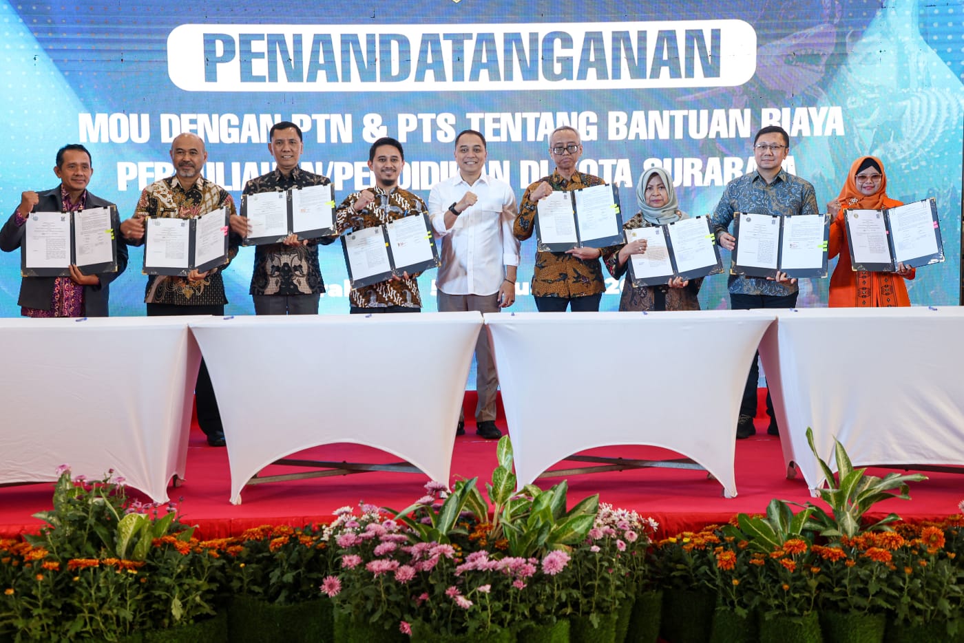 KESEPAHAMAN: Wali Kota Surabaya Eri Cahyadi (tengah) bersama jajaran Rektor PTN dan PTS di Surabaya usai penandatanganan Nota Kesepahaman beasiswa. (IST/RADAR SURABAYA)