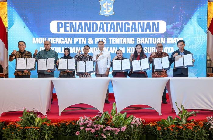 UNTUK PENDIDIKAN: Wali Kota Surabaya Eri Cahyadi Bersama 32 rektor PTN-PTS dalam penandatangan MoU bantuan pendidikan di Lobby Balai Kota Surabaya, Kamis (5/2).