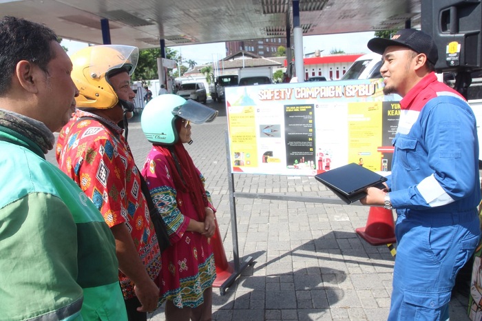 SOSIALISASI: Pertamina Patra Niaga Regional Jatimbalinus memberikan sosialisasi terkait aspek keselamatan di SPBU.