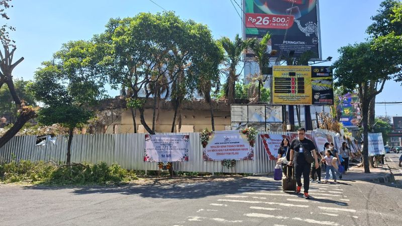 RUSAK: Kantor Mapolsek Tegalsari yang dahulu bernama Politie bureau 2e Sectie Soerabaja (Kaliasin) rusak parah setelah dibakar perusuh pada Agustus 2025 lalu.
