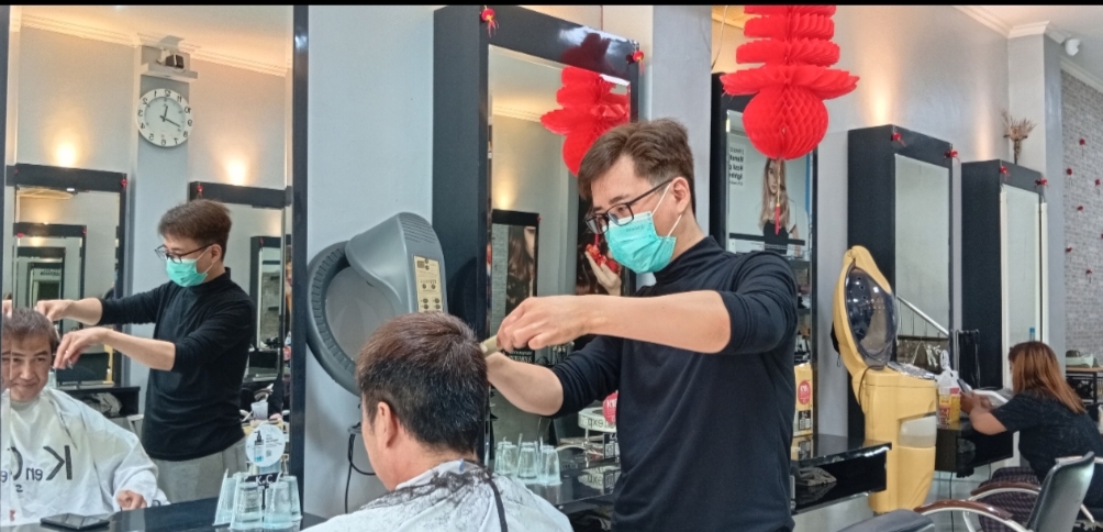 Salon perawatan rambut di Surabaya ramai menjelang Imlek. Banyak dari mereka untuk memperbarui potongan rambut sebagai tradisi menyambut imlek.