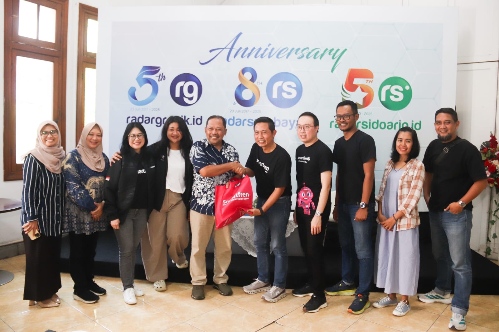 Regional Group Head XL Axiata East Region Dodik Ariyanto menyerahkan cendera mata kepada Direktur Radar Surabaya, Lilik Widyantoro, dengan didampingi tim XLSmart.