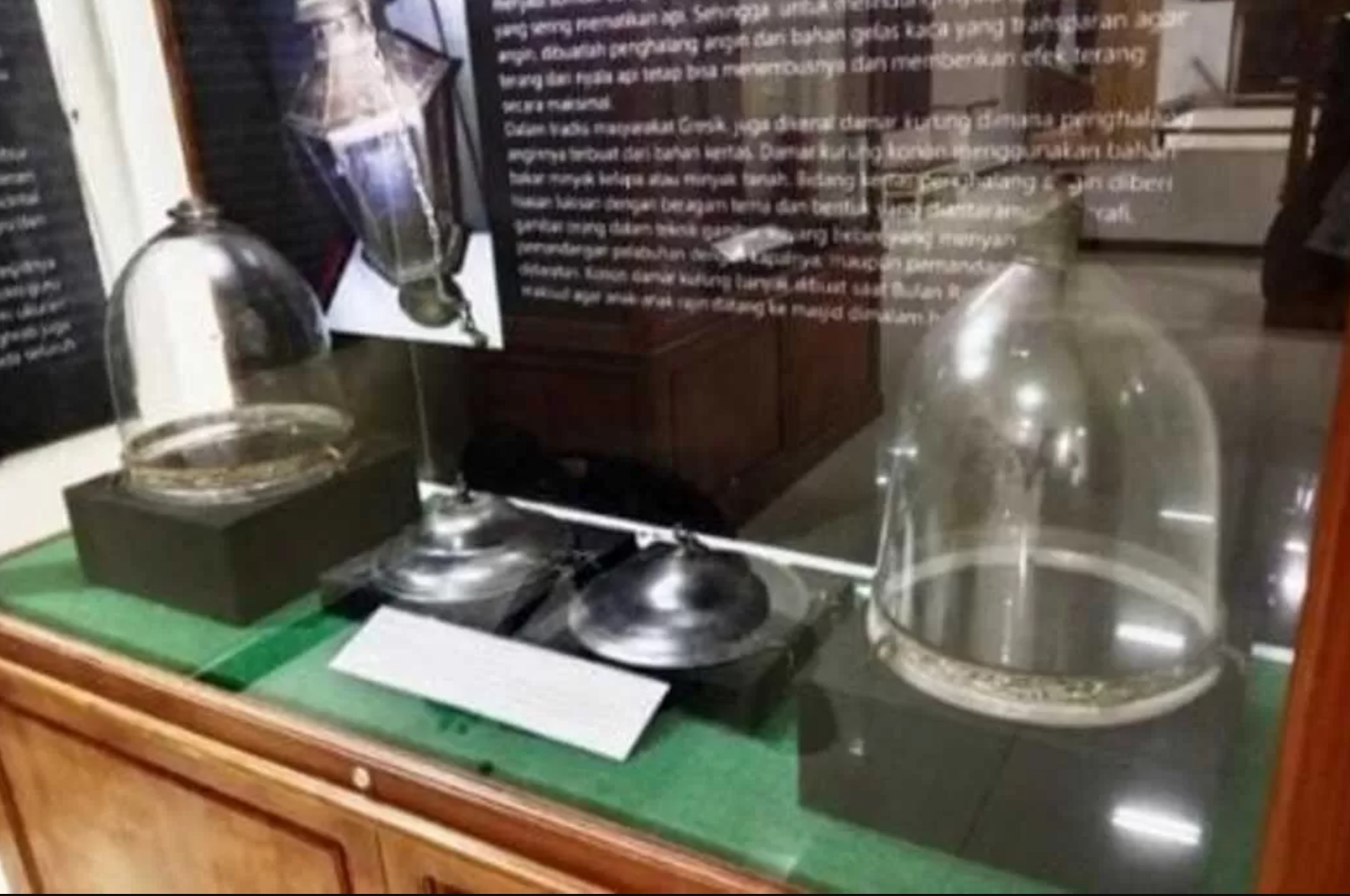 Lampu gantung astrolop di kompleks makam Sunan Giri menjadi bukti kejayaan Islam dan perdagangan Nusantara.