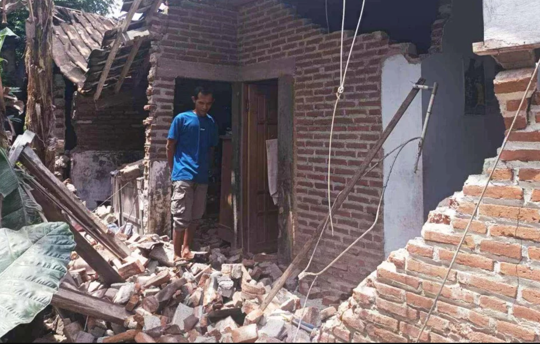 AMBRUK: Bangunan rumah warga yang rusak akibat gempa di Pacitan, Jumat (6/2) dini hari.