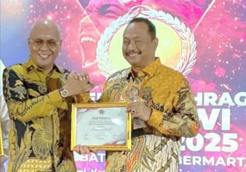 Ketua Umum Persatuan Wartawan Indonesia (PWI) Pusat Akhmad Munir (kiri) menyerahkan penghargaan kepada Muhammad Nabil.