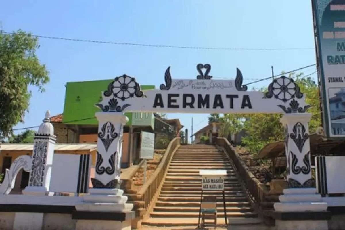 Religi: Gerbang kawasan wisata religi Air Mata Ibu di Arosbaya, Bangkalan, yang ramai dikunjungi peziarah.