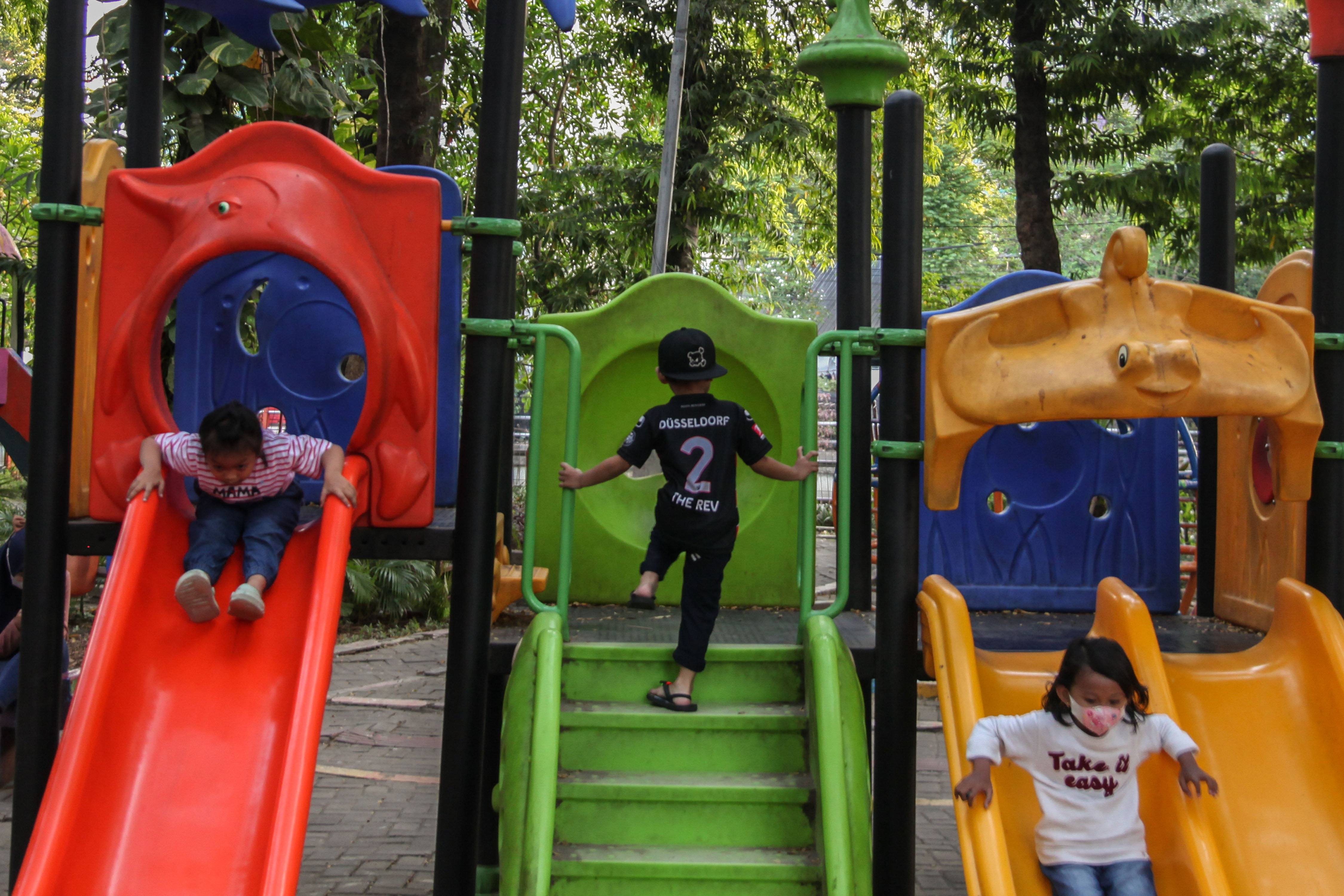 Taman bermain ramah anak di salah satu taman di Surabaya.
