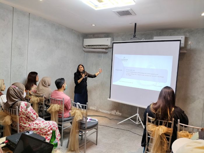 BERBAGI ILMU: Dr. Uma Mariappen sharing bersama sejumlah anggota Komunitas Pejuang Dua Garis di Surabaya, Sabtu (7/2).
