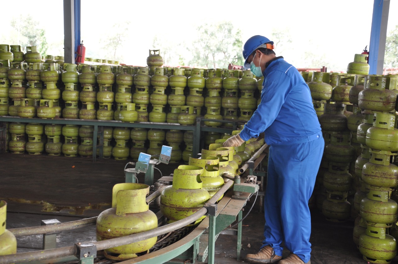 Pemerintah merombak distribusi LPG 3 kg dengan sistem berbasis KTP dan satu harga nasional.