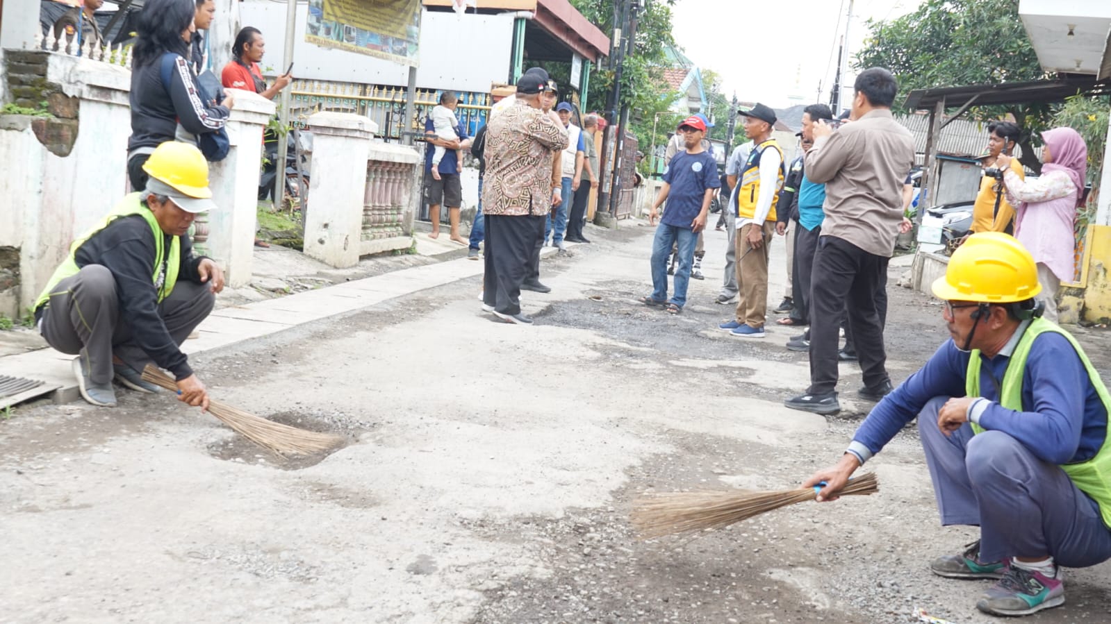 BERLUBANG: Perbaikan jalan di Sidoarjo dilakukan secara masih jelang Lebaran.