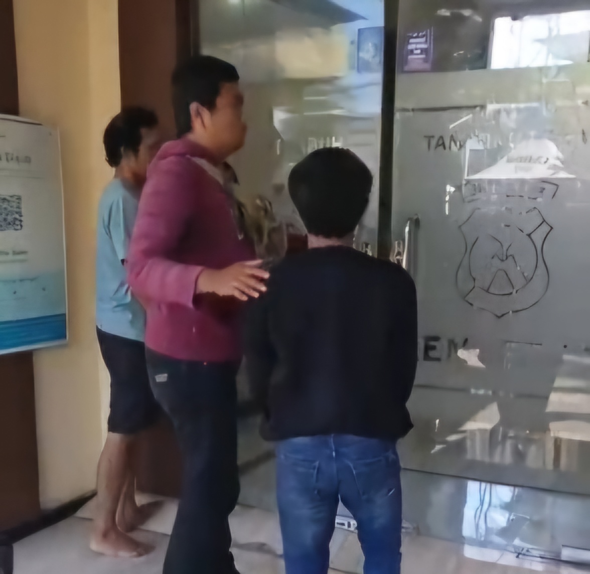 DIMASUKKAN: Dua tersangka pencurian kabel tembaga saat diamankan polisi. Mereka mencuri dua rol kabel di gudang Jalan Nambangan, Surabaya.(IST/RADAR SURABAYA)