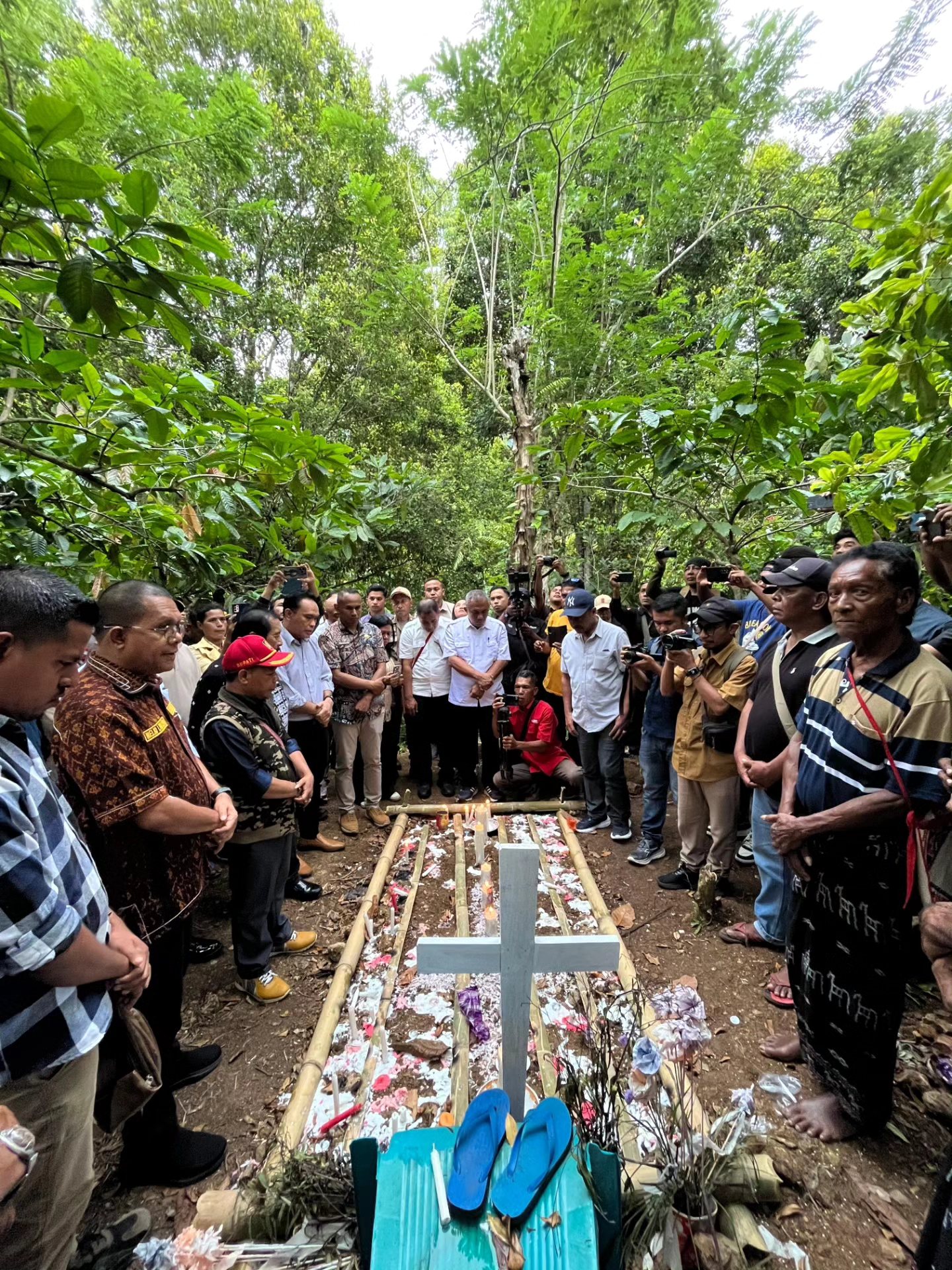 Gubernur Nusa Tenggara Timur (NTT) Melki Laka Lena mengunjungi makam seorang anak berusia 10 tahun di Kampung Dona, Desa Naruwolo, Kecamatan Jerebuu, Kabupaten Ngada, Flores, NTT.  (PEMPROV NTT)
