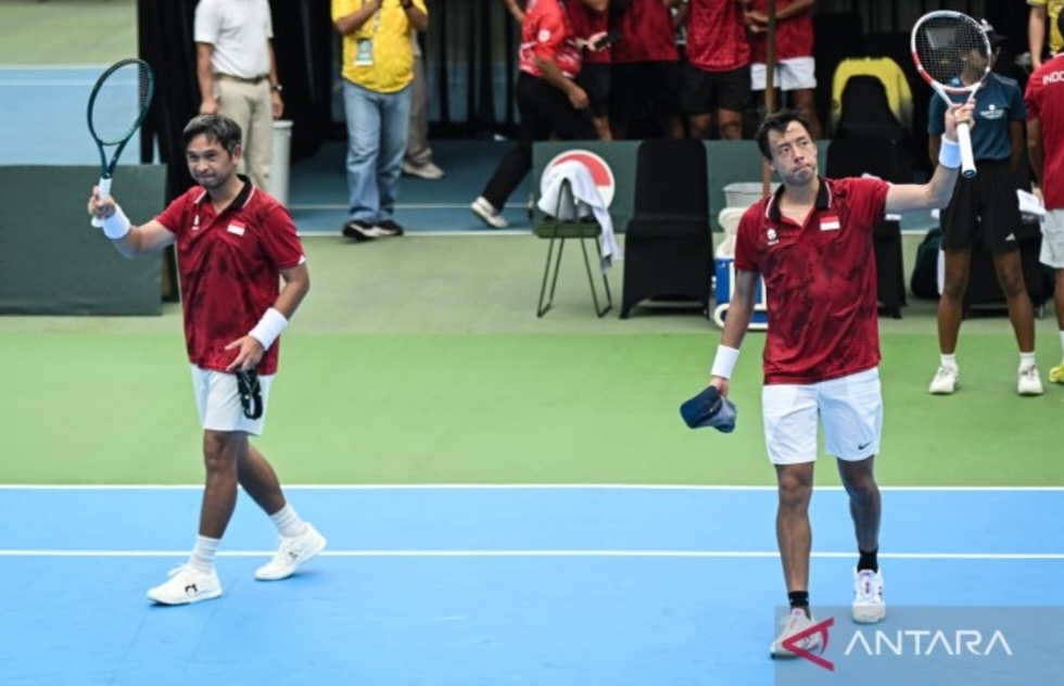 Christopher Rungkat (kiri) dan Justin Barki usai mengalahkan petenis ganda putra Togo Kwami Stanislas Dussey dan Jean Paul Kadangah Killi.