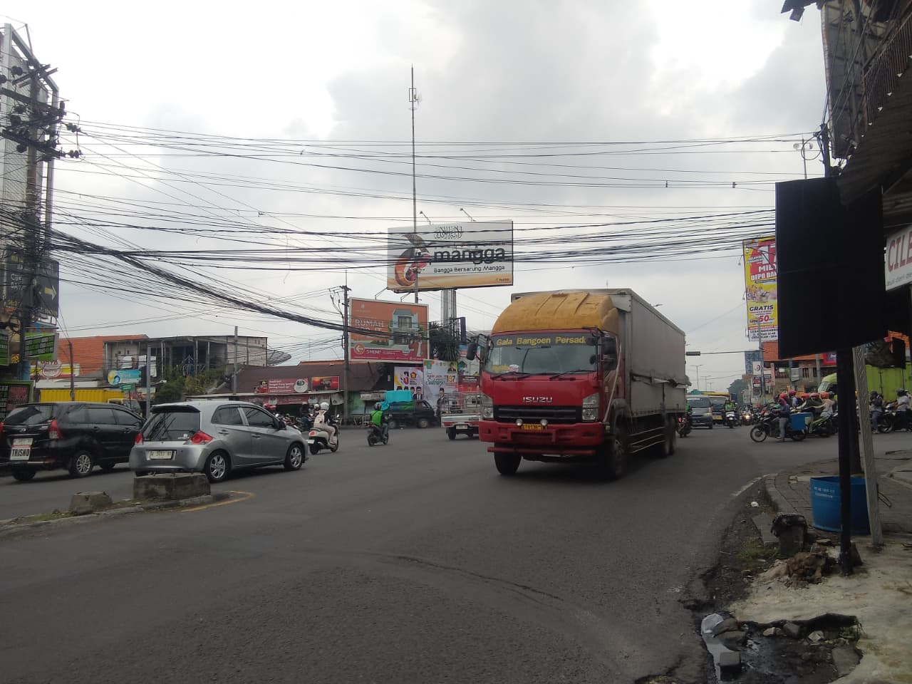 PADAT: Perempatan Gedangan jadi salah satu titik kemacetan di Sidoarjo. (DIKY SANSIRI/RADAR SIDOARJO)