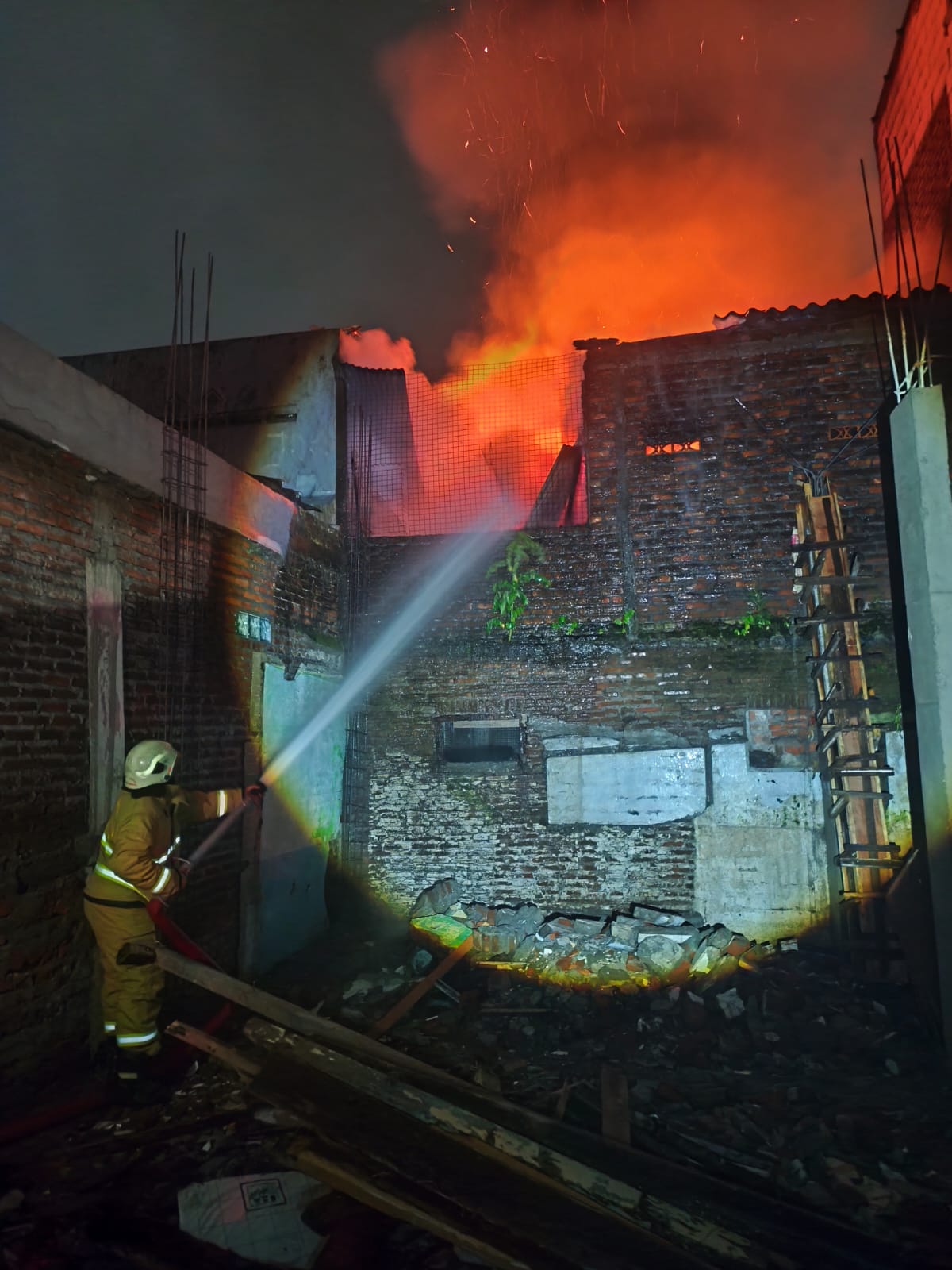 MENYALA: Kebakaran lantai dua rumah di Jalan Simomulyo Baru, Surabaya. Kerugian ditaksir mencapai Rp 100 juta.(IST/RADAR SURABAYA)