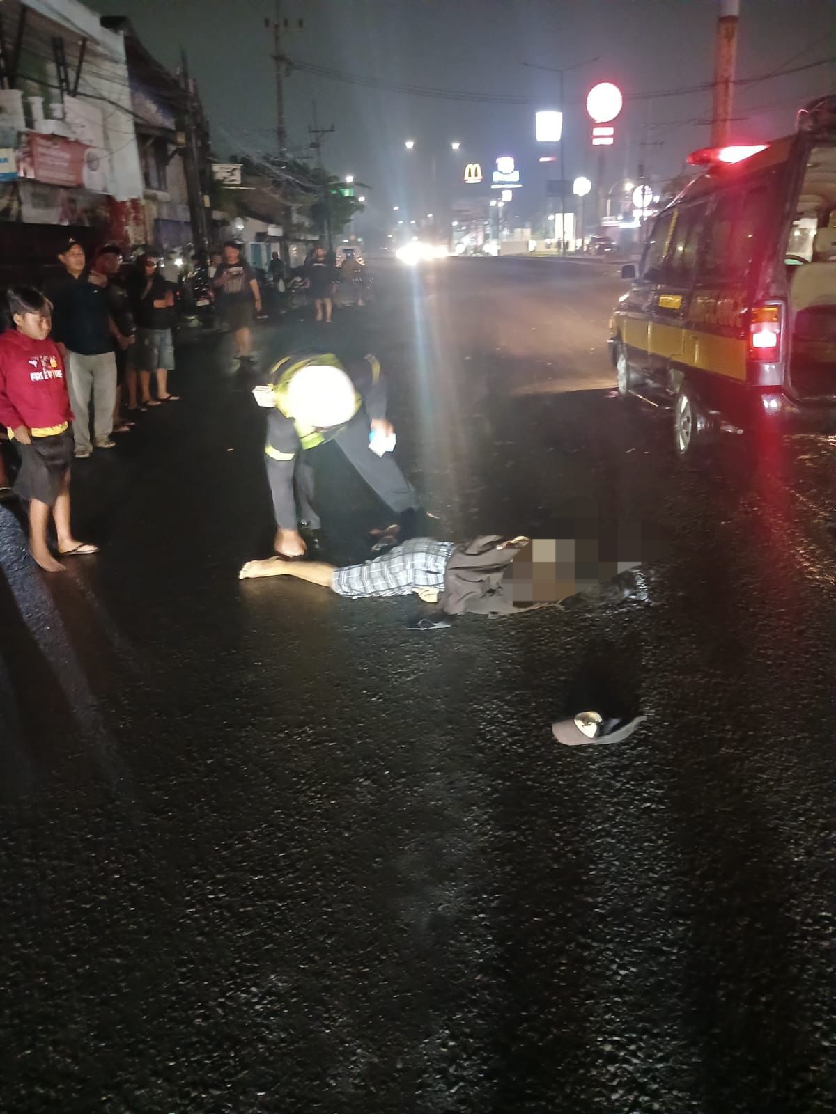 NAHAS: Korban usai kecelakaan tabrak belakang dua motor di Jalan Geluran, Taman, Sidoarjo. (IST/RADAR SURABAYA)