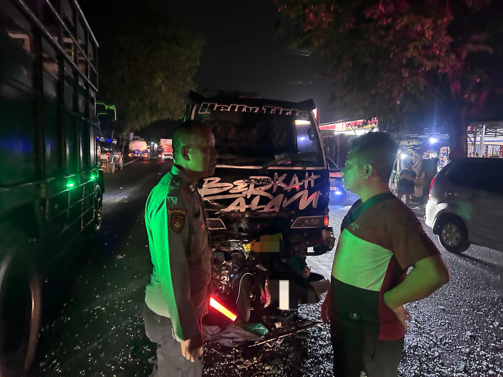 TRAGIS: Sepeda motor korban berada di bawah truk tangki saat kecelakaan di Prambon, Sidoarjo, Minggu (8/2).(IST/RADAR SURABAYA)