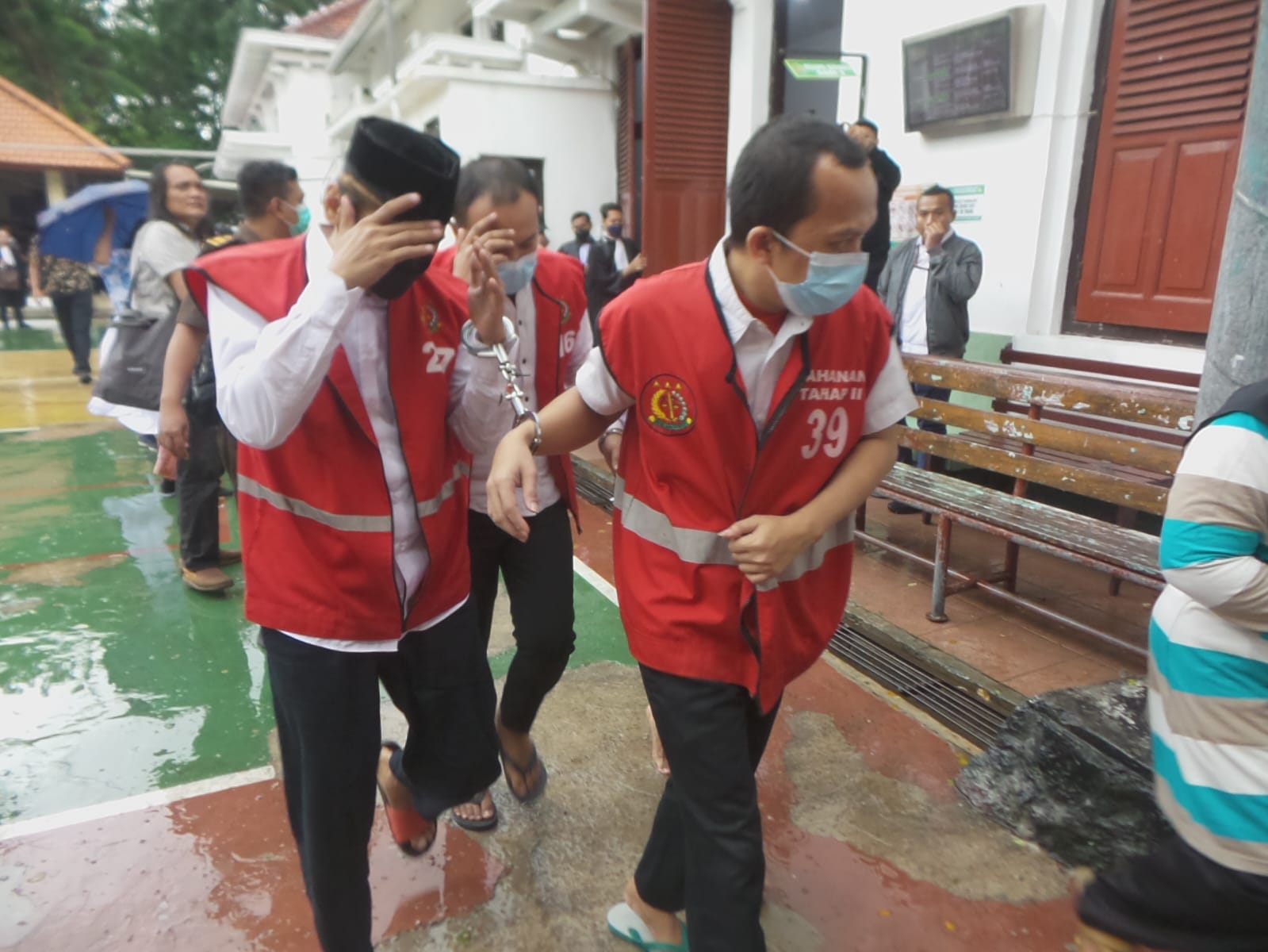 MALU: Beberapa terdakwa kasus pesta gay saat menghadiri sidang perdana di PN Surabaya. Sidang ini digelar tertutup.(IST/RADAR SURABAYA)