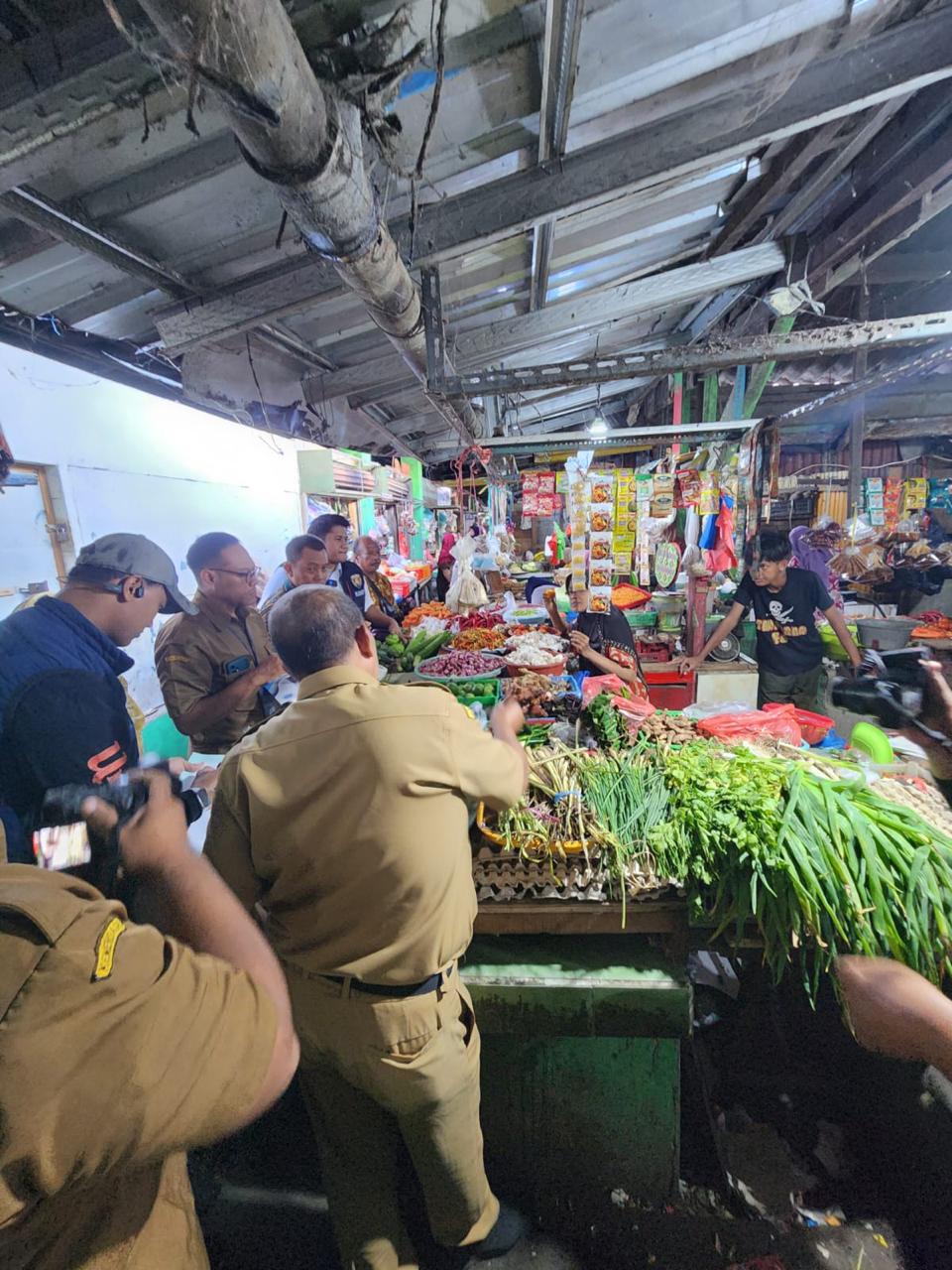 PENGECEKAN: Satgas Pangan Polres Pelabuhan Tanjung Perak saat mengecek harga bapokting di pasar dan juga stok jelang Imlek dan Ramadan.(IST/RADAR SURABAYA)