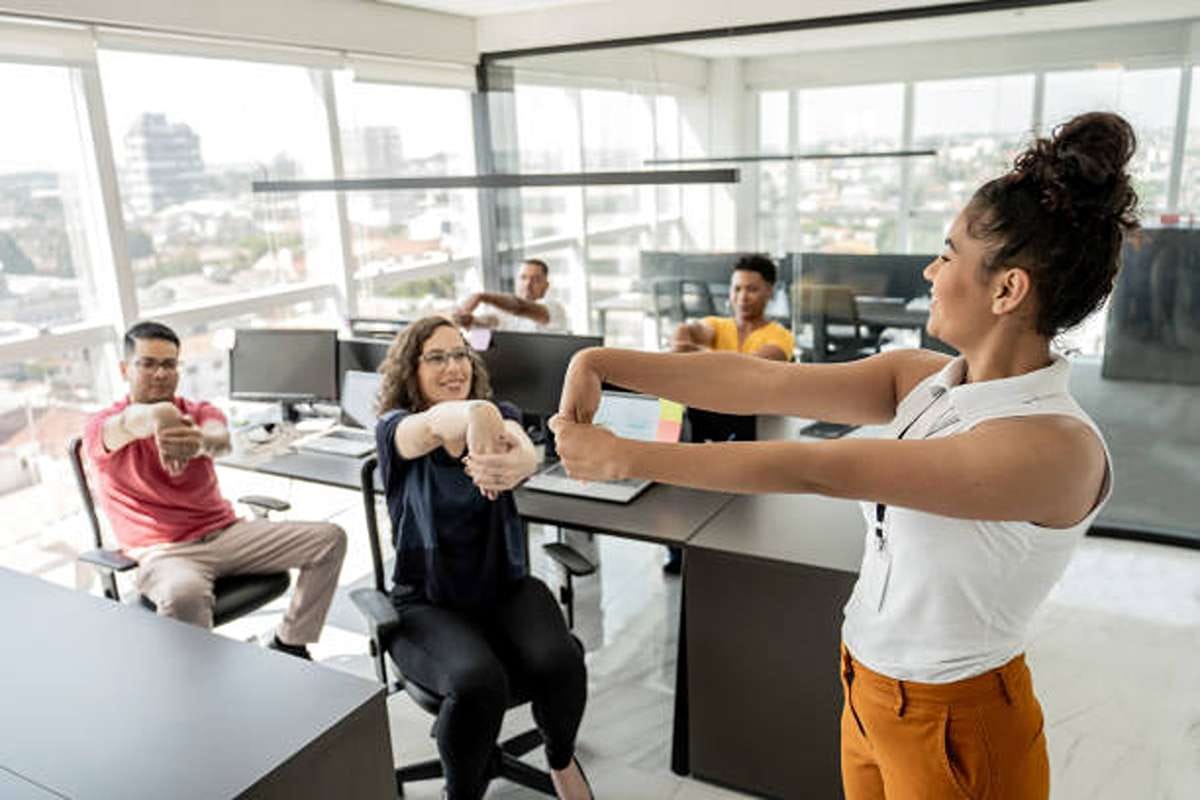 Peregangan ringan: Aktivitas sederhana di kantor bantu jaga kebugaran.