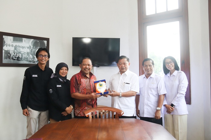 FOTO BERSAMA: Direktur Harian Radar Surabaya, Lilik Widyantoro (tiga dari kiri) menerima plakat dari  Rektor Ubhara, Irjend Pol (Purn) Anton Setiadji setelah penandatanganan MoU bersama.
