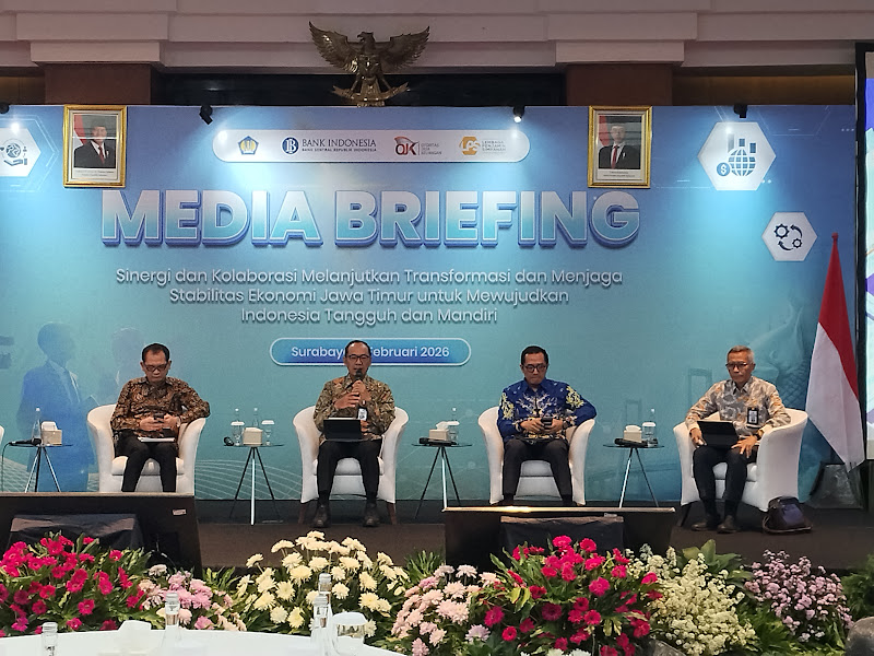 PENTING: Kepala Kantor Perwakilan BI Jatim Ibrahim menjelaskan mengenai pertumbuhan ekonomi Jawa Timur di tahun 2025 dan proyeksi 2026 saat Media Briefing  di kantor KPwBI Jatim, Senin (9/2).