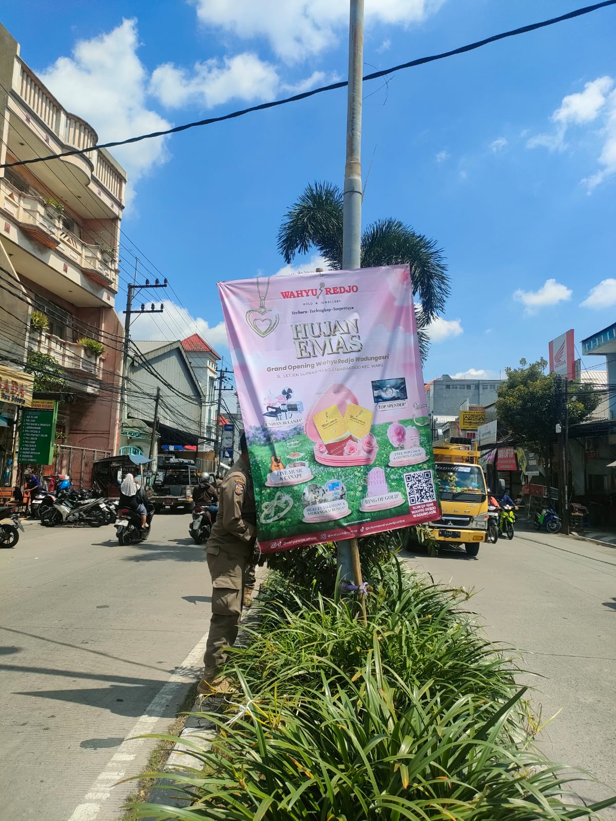 DIANGKUT: Satpol PP Kabupaten Sidoarjo melakukan penertiban reklame di sejumlah ruas jalan utama Sidoarjo.