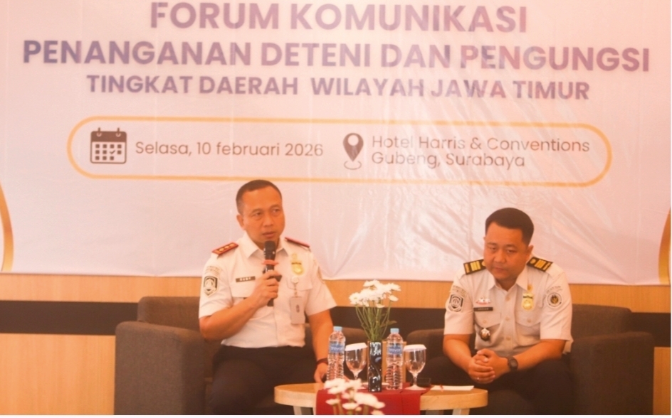PENANGANAN WNA: Kepala Rudenim Surabaya, Rubiyanto Sugesi (kiri) dan Kasi Registrasi dan Administrasi Pelaporan, Ardian Zakaria, menjadi Nara sumber dalam diskusi setelah pengukuhan Forkopdensi.