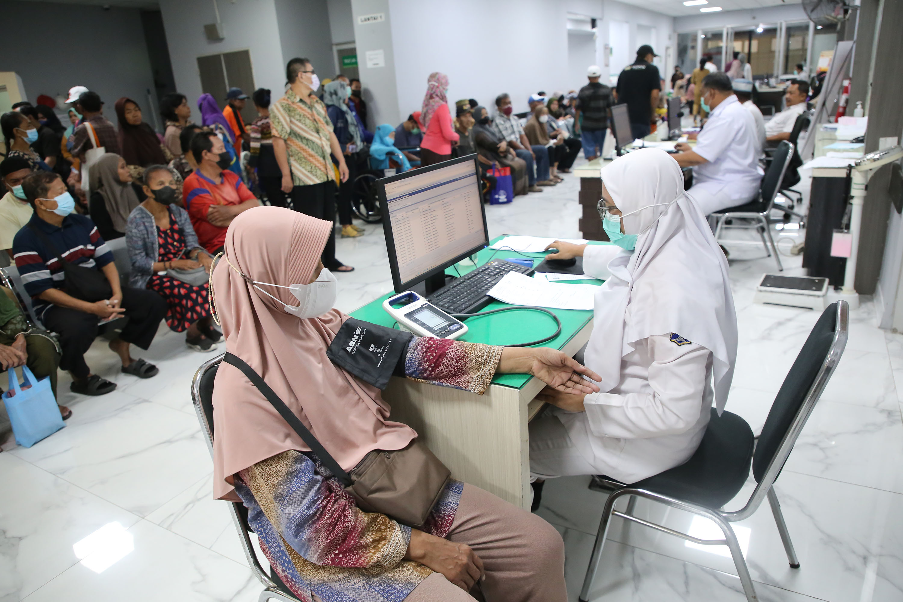 Layanan kesehatan di fasilitas kesehatan milik Pemkot Surabaya.