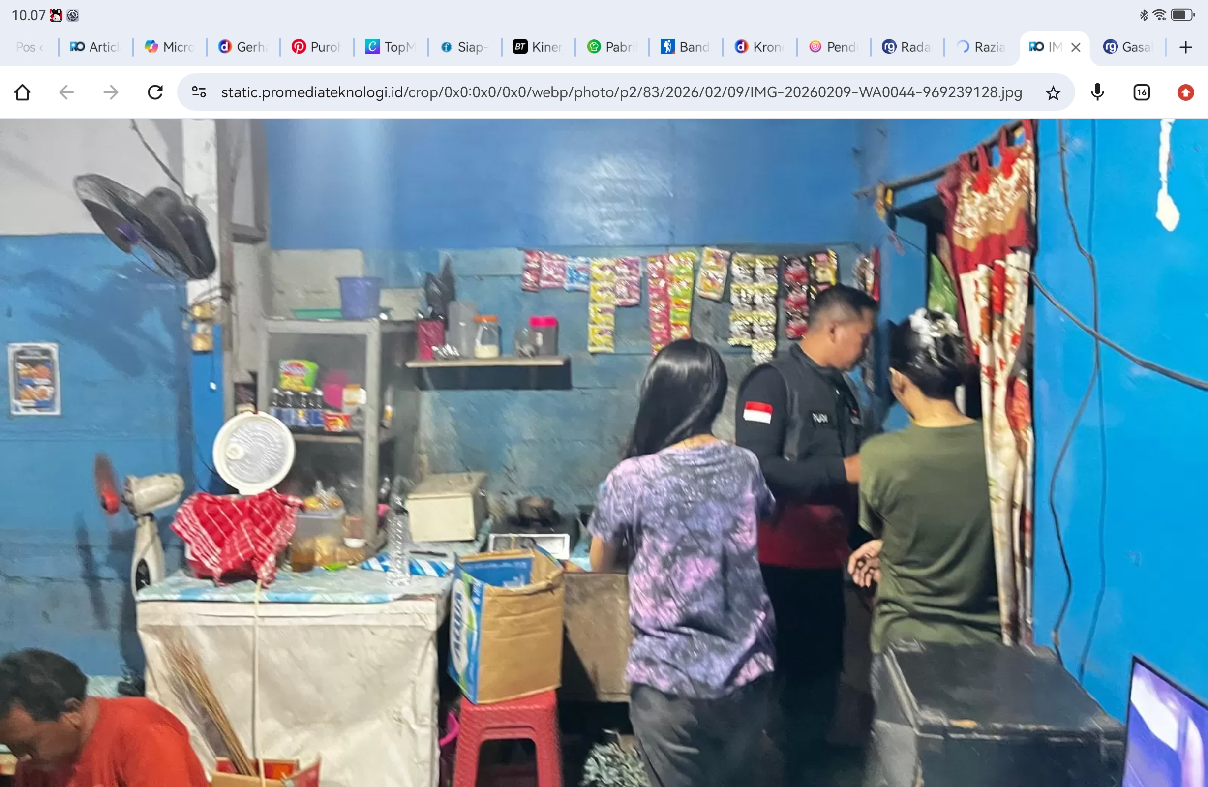 Razia warung dan karaoke dilakukan oleh Polres Gresik di wilayah Kecamatan Menganti, puluhan botol miras diamankan.