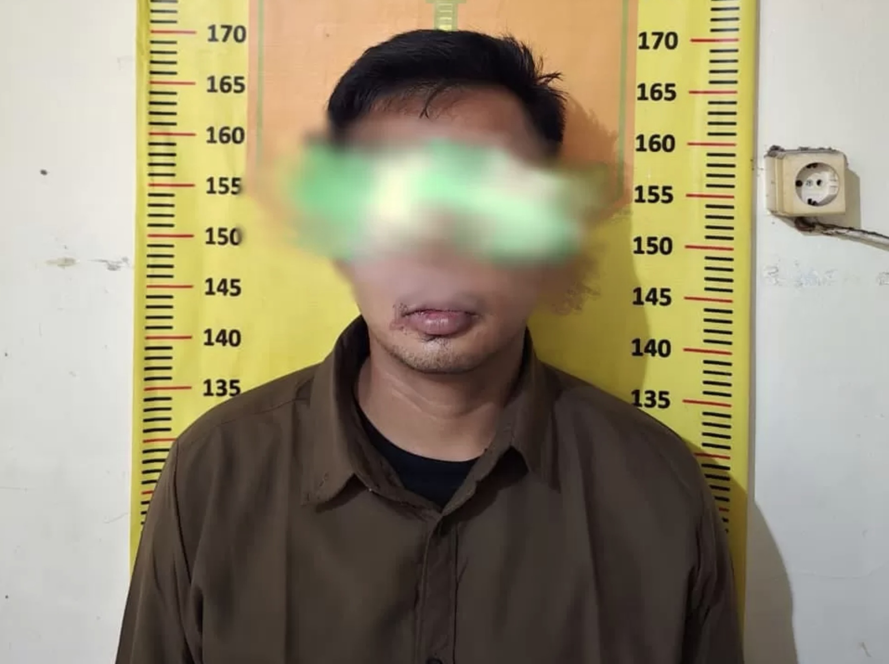 Tersangka kasus pencurian motor di warung kopi saat diamankan di Mapolsek Kebomas.