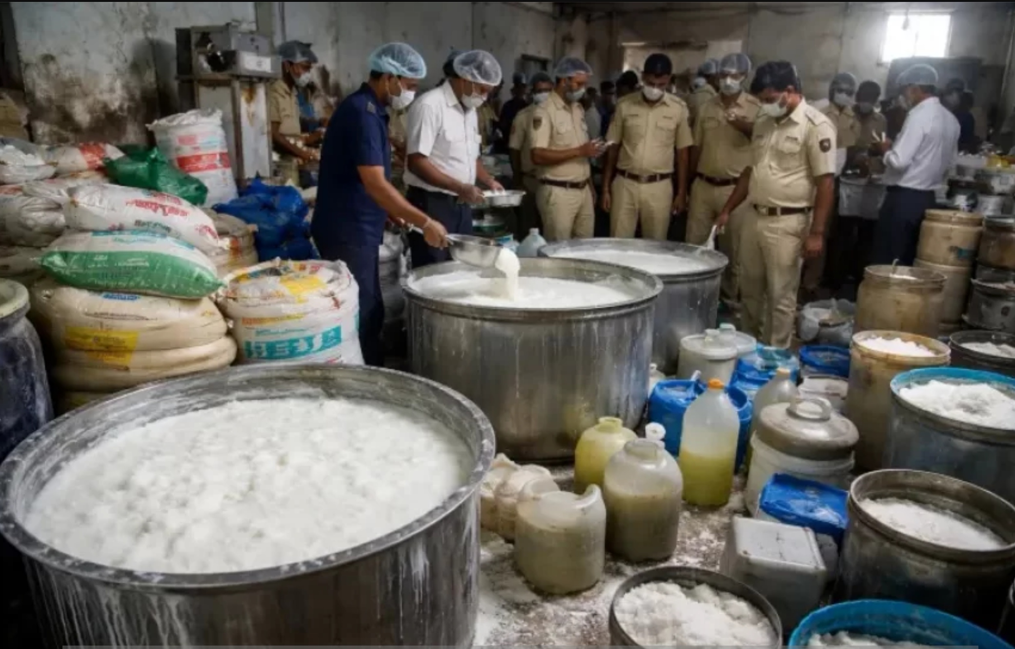 Suasana pabrik Shree Satya Dairy Products yang memproduksi susu sintetis di Gujarat India.
