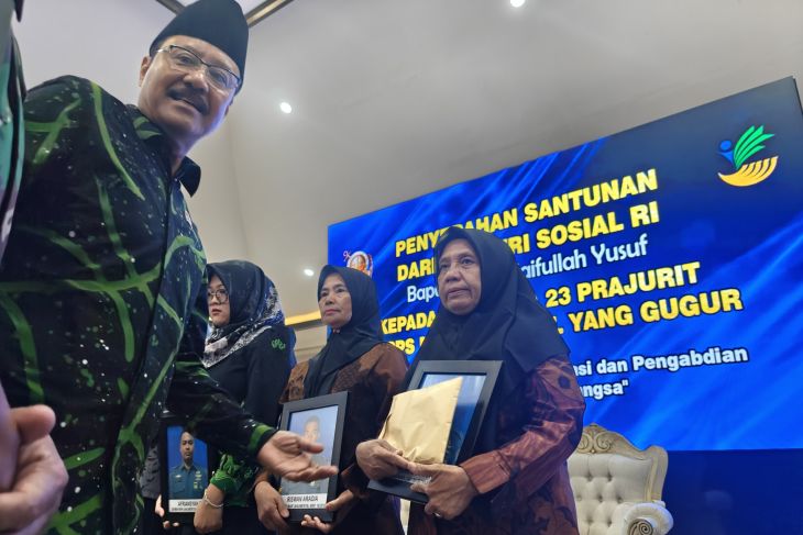 Menteri Sosial Saifullah Yusuf menyerahkan bantuan dana santunan kepada para 23 orang tua atau ahli waris prajurit korban longsor Cisarua di Markas Korps Marinir,  Cilandak, Jakarta. (ANTARA)