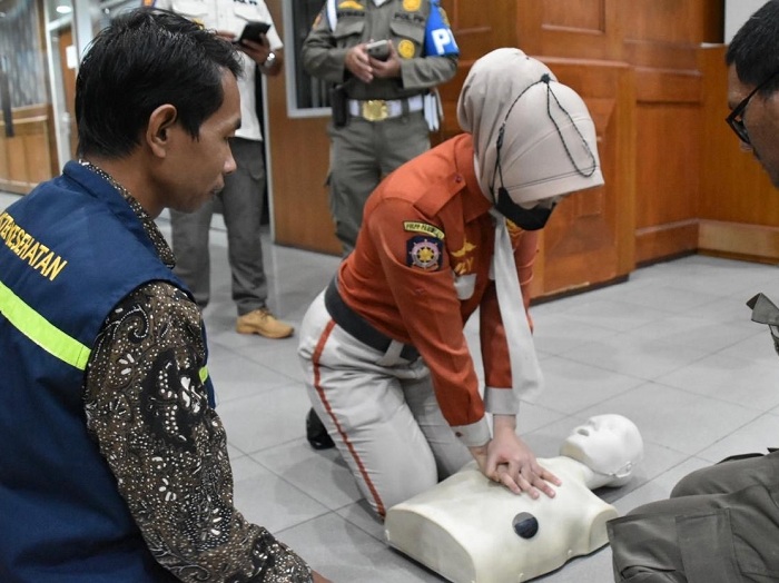 PRAKTIK: Simulasi penanganan kegawatdaruratan jantung. Penanganan cepat dapat mengatasi angka kematian.