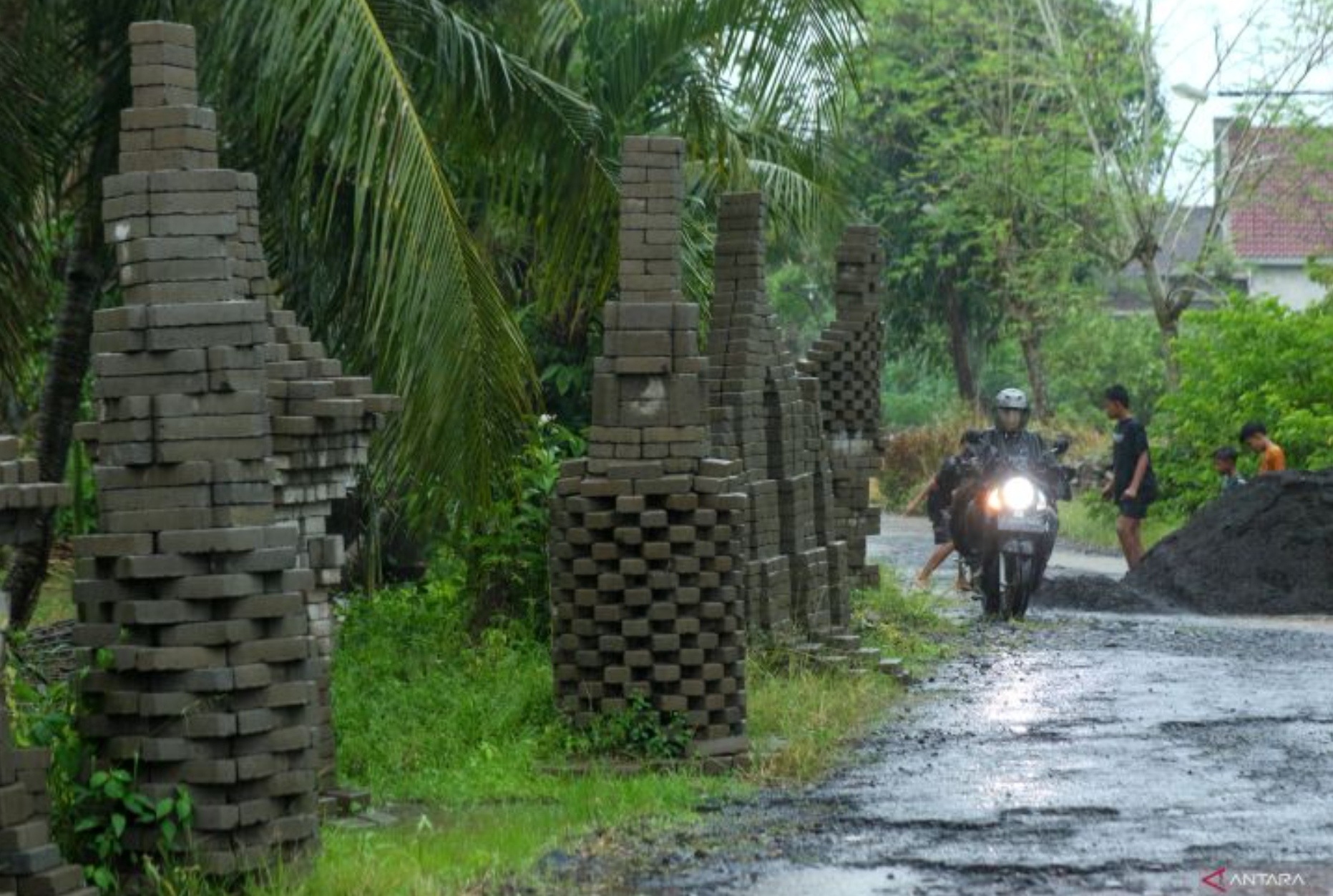 &ldquo;Candi&rdquo; buatan warga Desa Sembulungan, Banyuwangi, Jawa Timur dari paving untuk proyek pavingisasi.