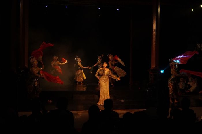 PERTUNJUKAN: Pentas seni Wayang Topeng Malangan dengan lakon &ldquo;Candrasmara&rdquo; di Pendapa Jayengrana, Taman Budaya Jawa Timur, Selasa (10/2) malam.