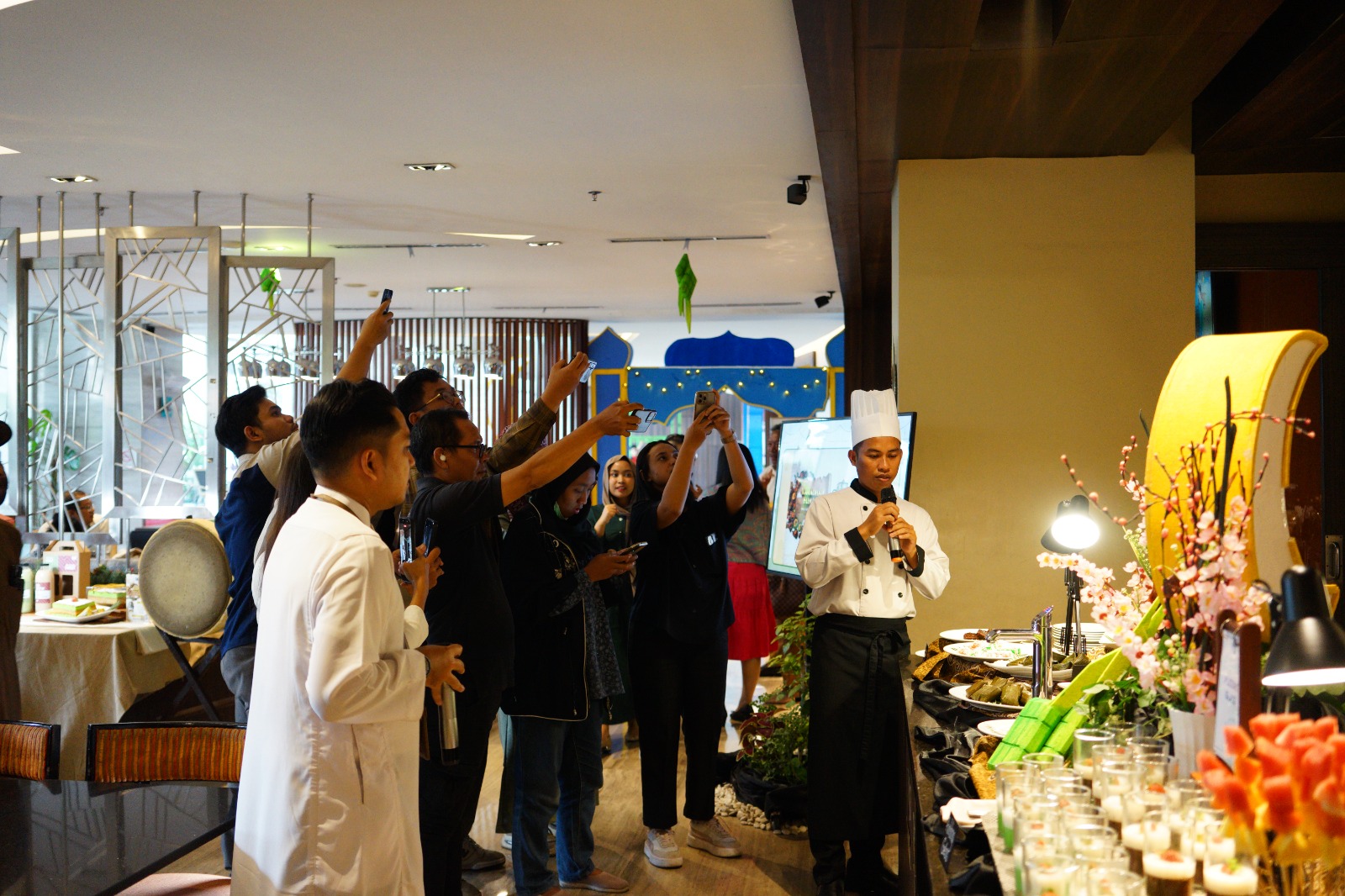 NIKMAT: Holiday Inn Express Surabaya menghadirkan promo berbuka puasa bertema &ldquo;Ramadhan Fun Java&rdquo;.