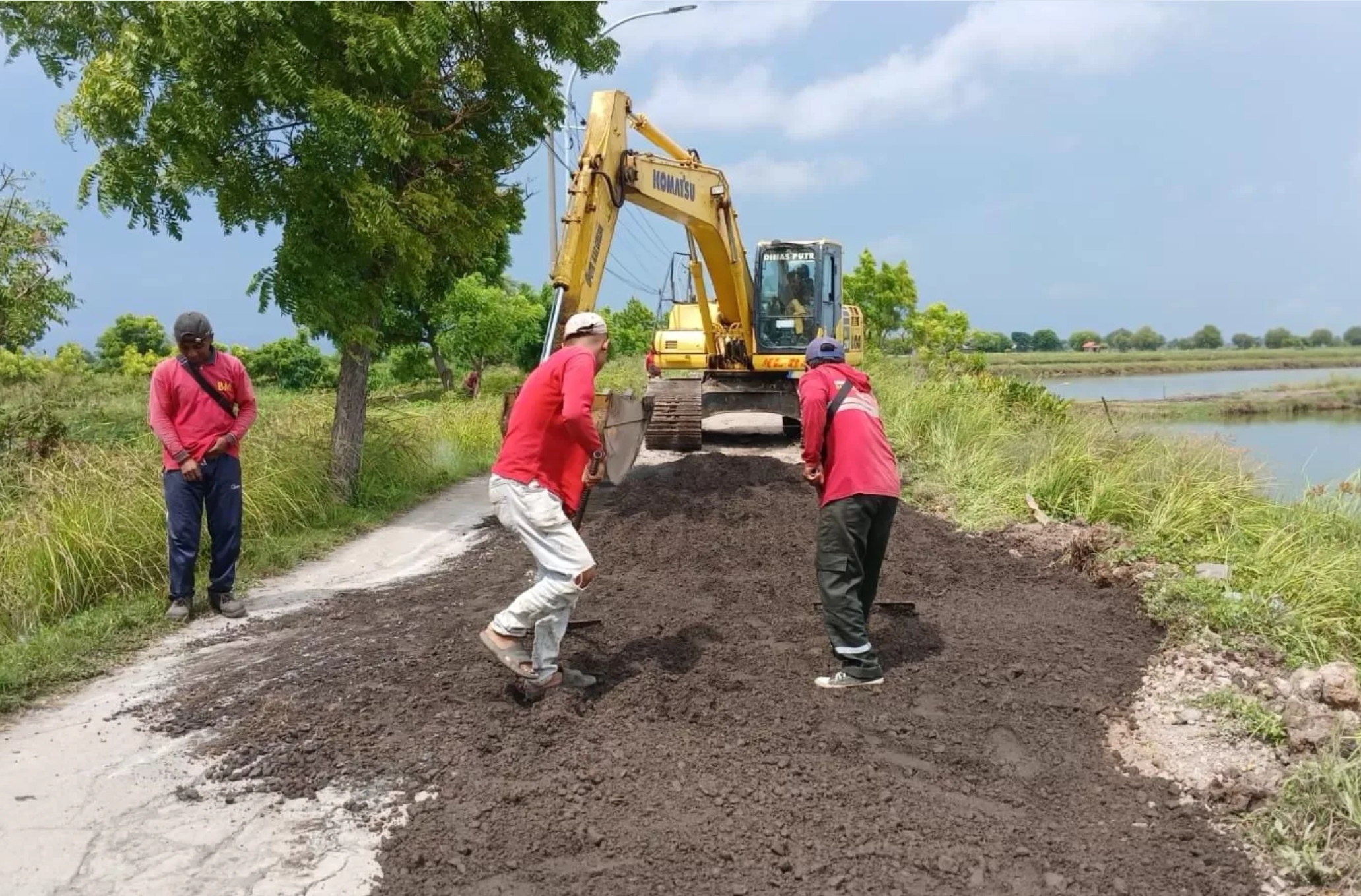 Jalan rusak di ruas Duduk Sampeyan-Betoyo Guci dilakukan pengurukan oleh DPUTR Gresik sambil menunggu paket pengerjaan jalan.