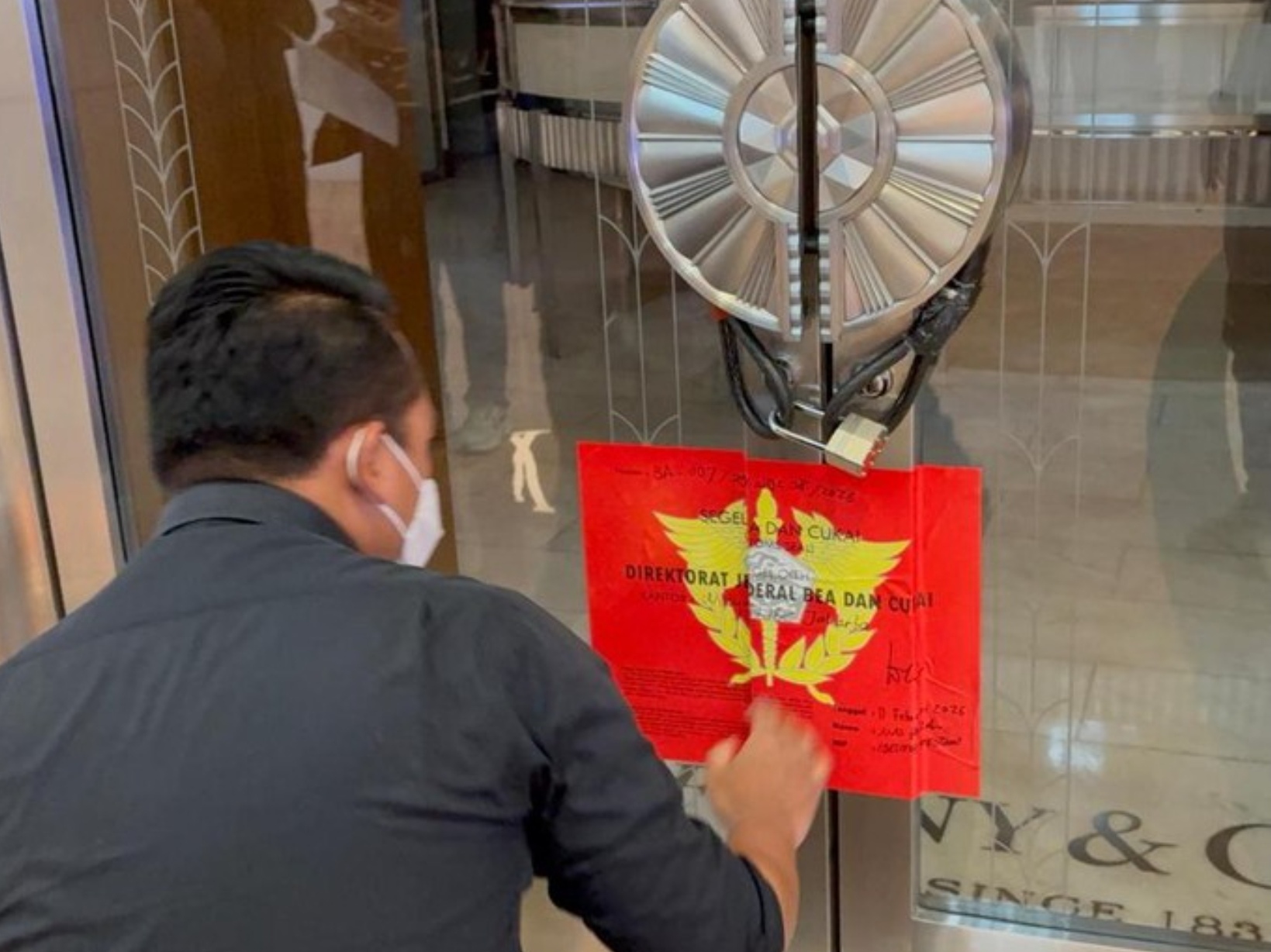 Petugas dari Direktorat Jenderal Bea dan Cukai (DJBC) Kantor Wilayah Jakarta melakukan penyegelan di toko perhiasan mewah.