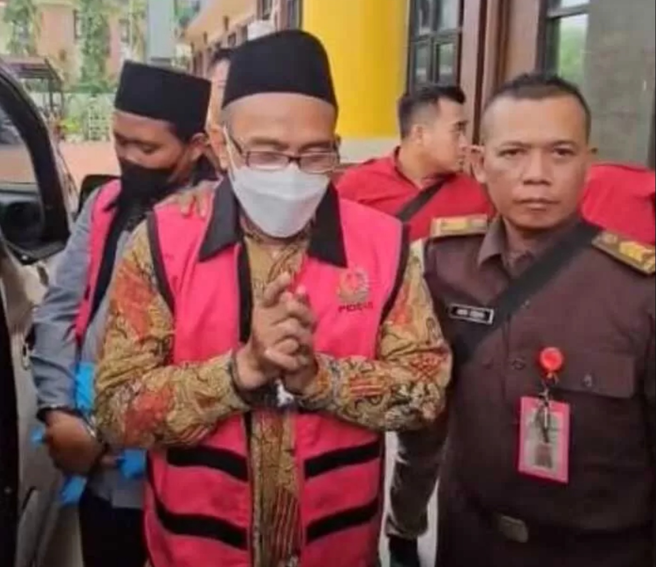 Tersangka kasus korupsi dana hibah, MFR dan RKA saat dikawal penyidik Pidsus Kejari Gresik menuju mobil tahanan, Rabu (11/2).