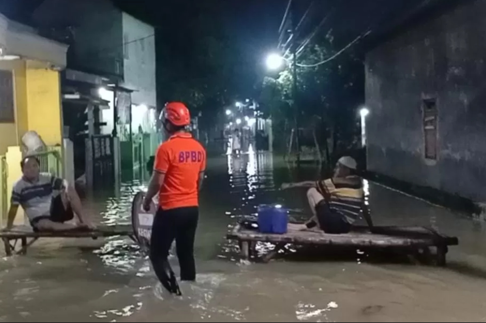 Petugas BPBD Gresik melakukan pemantauan ke kawasan pemukiman yang terdampak banjir.