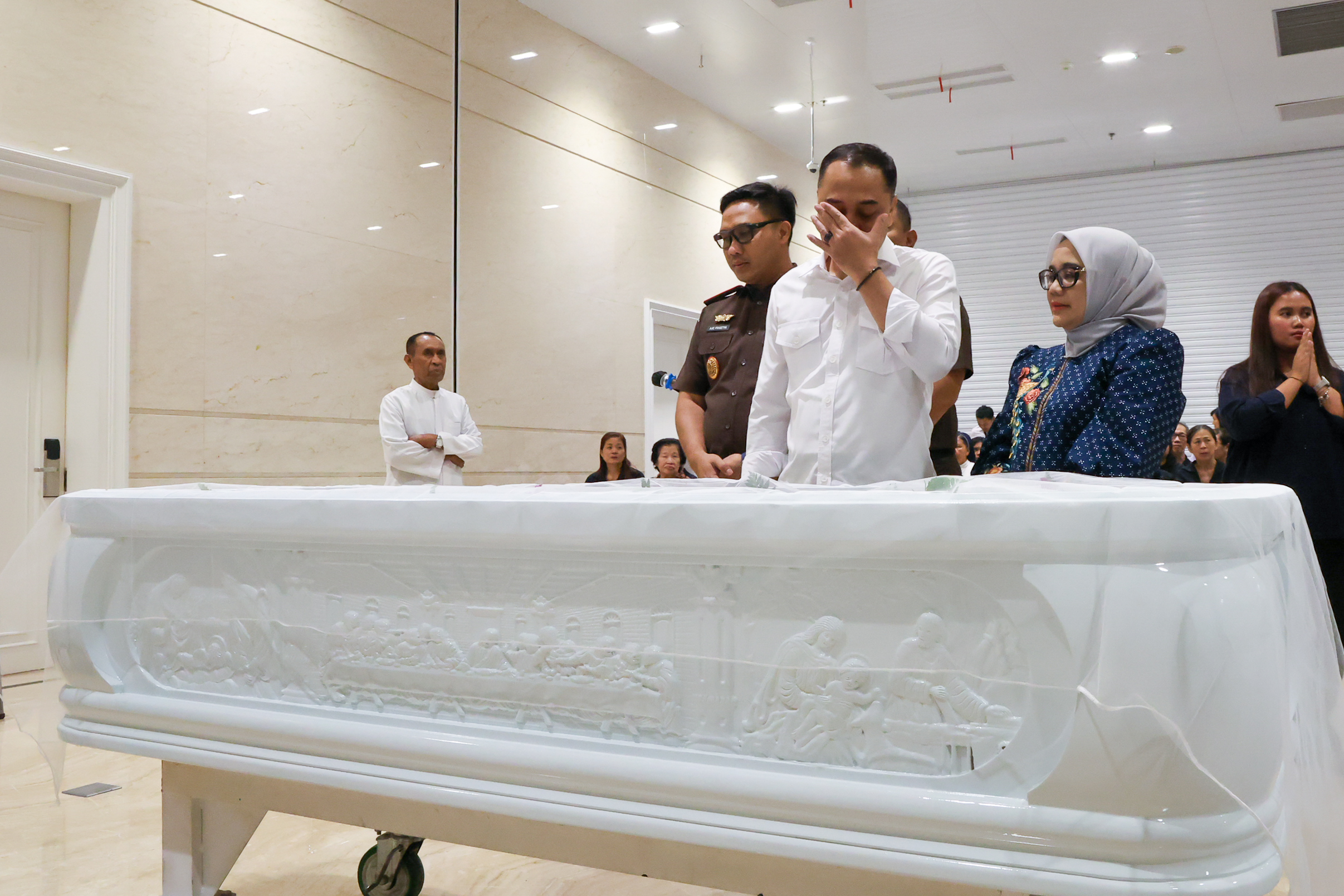 Wali Kota Surabaya Eri Cahyadi menangis haru disamping peti mati Adi Sutarwijono.