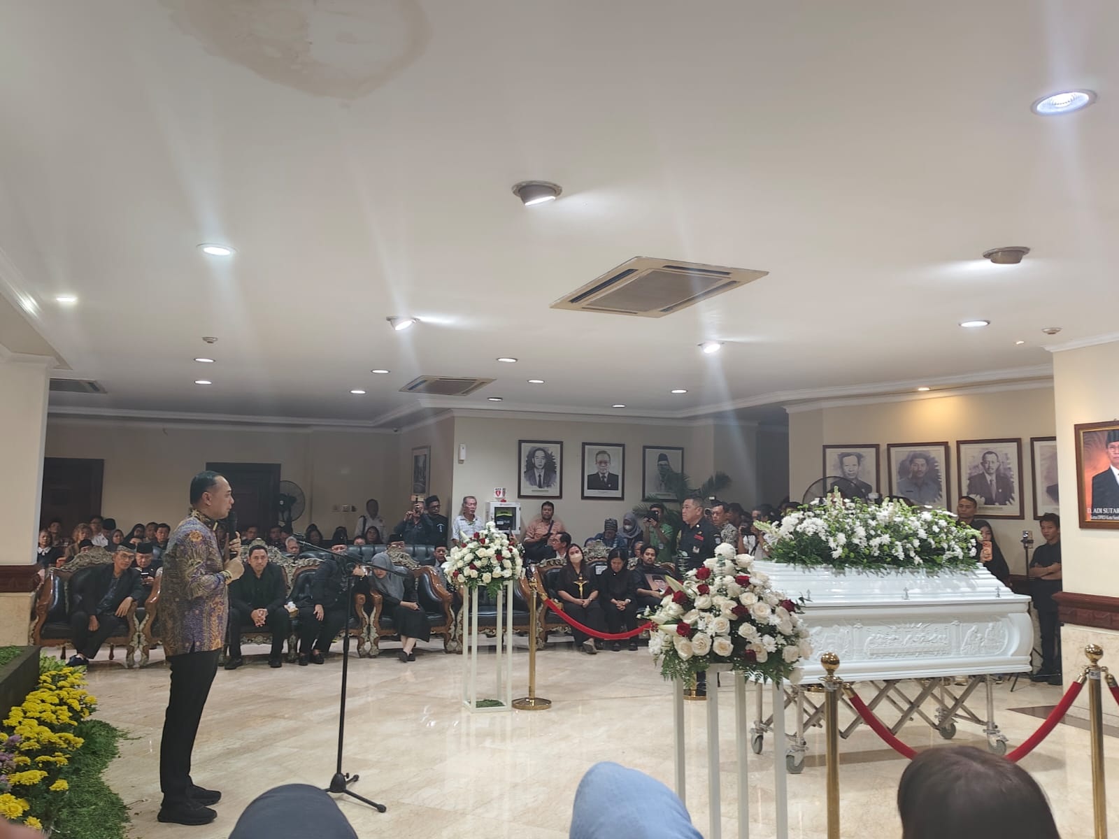 Wali Kota Surabaya Eri Cahyadi memimpin penghormatan terakhir kepada mendiang Adi Sutarwijono, Ketua DPRD Surabaya. (DIMAS MAHENDRO/RADAR SURABAYA)